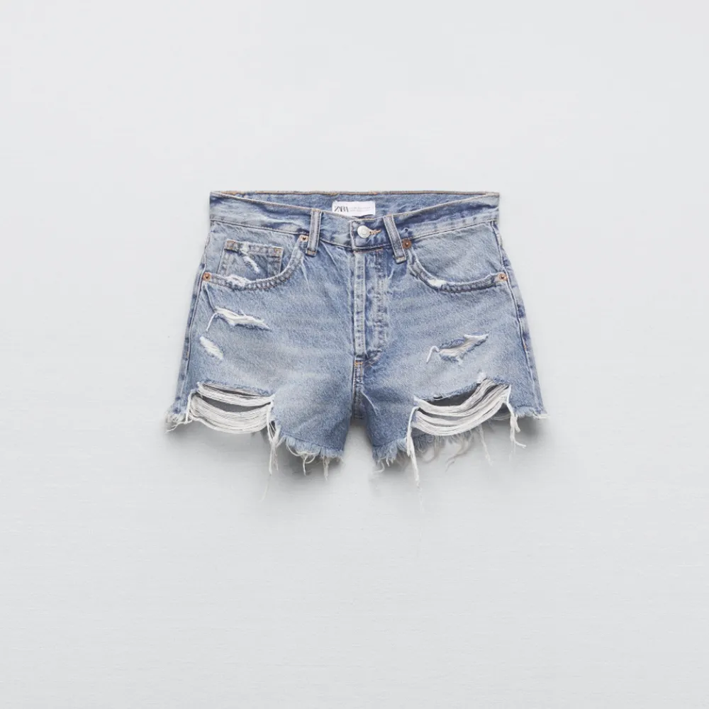 Säljer dessa jeansshorts från zara, använd fåtal gånger och är i fint skick💖. Shorts.