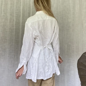 Blus i linne  - Oanvänd skjorta i linne! Fint att ha över klänningar och allt! Eller stängd som topp   Jag är vanligtvis storlek s, 164cm lång 💌