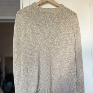 Beige stickad tröja - Fin beige grovstickad tröja i bra kvalitet🤎 perfekt till sensommar och höst!