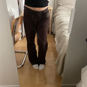 Kostymbyxor  - Bruna kostymbyxor från HM strl W31 L32💗 bra skick, fraktar mot köparens bekostnad samt möts upp stockholm 