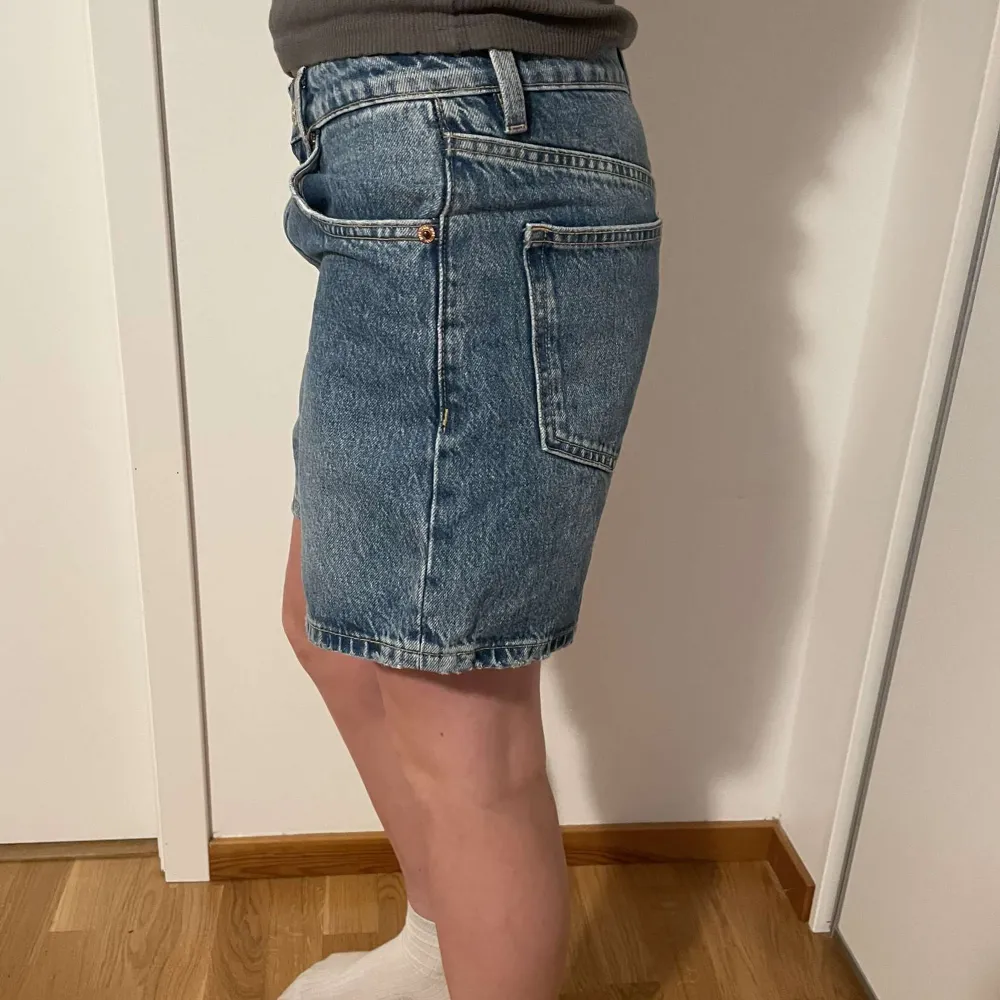 Perfekta jeansshorts i perfekt skick!!🌟🌟⭐️💫från zara. Shorts.