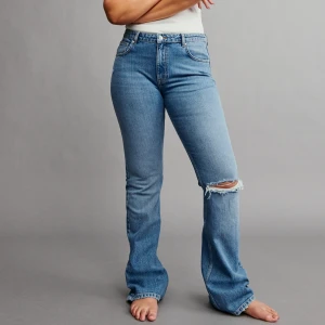 Jeans  - INTE MIN BILD! Säljer nu dessa fina jeansen från Ginatricot som köptes för ett tag sedan men jag har inte fått användning för de❤️499kr är nypris 