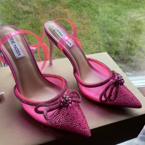 Rosa Steve Madden klackar oanvända - Säljer mina oanvända klackar från steve madden pga inte min stil egentligen. Storlek 39 men passar även 38. Nypris 1800nok