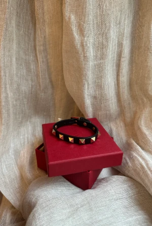 VALENTINO ARMBAND  - Säljer mitt fina valentino armband! Använt få gånger och jättebra skick. Tillkommer med original förpackning samt äkthets bevis💓💓