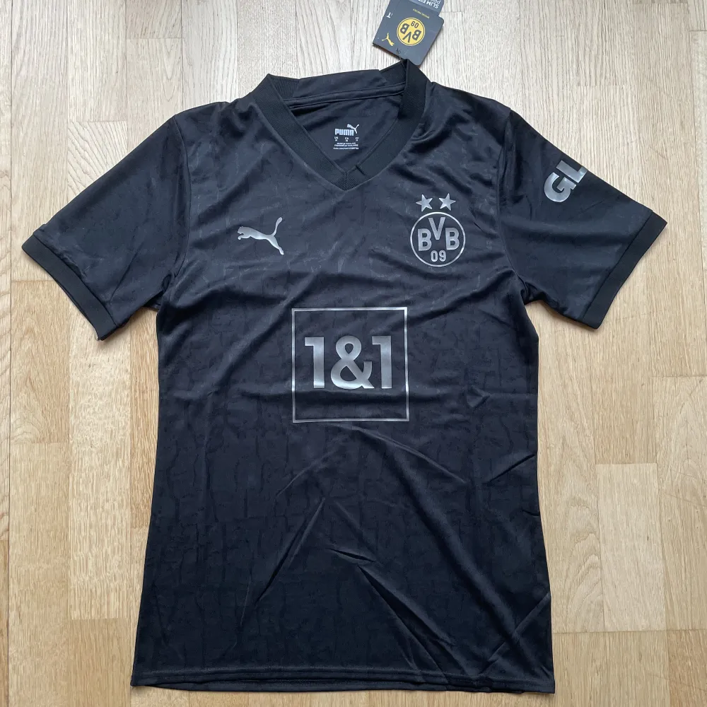 Dortmunds Blackout kit i perfekt skick har aldrig använts. Storlek M men känns mer som en S. Taggar och märken är kvar. Pris kan diskuteras. T-shirts.