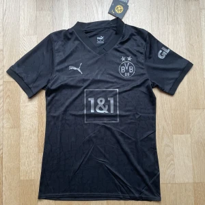 Dortmund Svart Kit - Dortmunds Blackout kit i perfekt skick har aldrig använts. Storlek M men känns mer som en S. Taggar och märken är kvar. Pris kan diskuteras