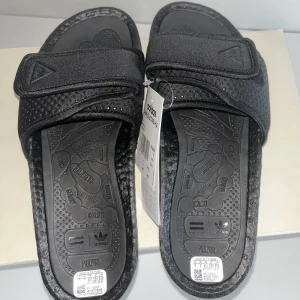 Chancletas HU - Pharell Williams X Adidas - Säljer dessa grymt coola tofflor som är en collab mellan Pharell Williams och Adidas. De är vunna på raffle och är helt oanvända! Skitcoola men får inte användning för dem. Nypris Ca 800kr
