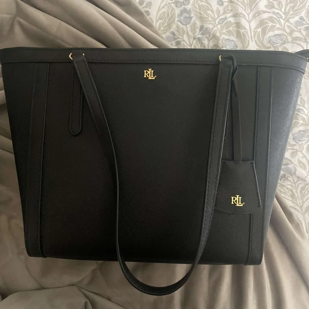 Säljer min helt nya ralph lauren väska köpt för mindre än 1 månad sedan, den är som helt ny och vill bli av med den då jag vill köpa en likadan i mörkbrun bara. Lägger ut denna för 1500 kr så hör gärna av er❤️. Väskor.