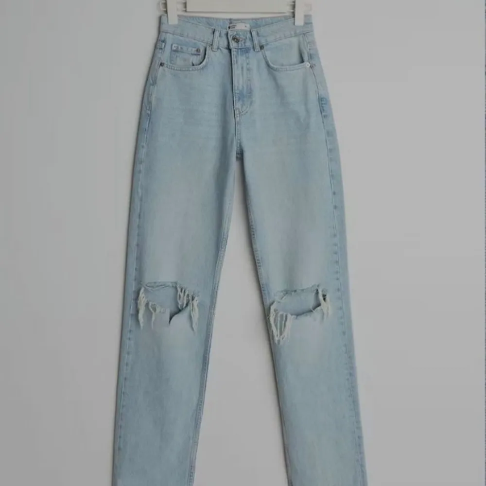 Gina Tricot 90s tall jeans. Använda 1-2 gånger, men blivit för små för mig. Storlek 38, passar 36. Jättefina och når ner till fötterna på mig som är 178cm lång. Älskar dessa jeans, ska köpas i större storlek när de kommer tillbaka. Men finns ej att köpa f. Jeans & Byxor.