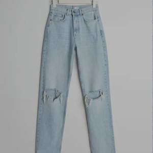 Gina Tricot 90s tall jeans. Använda 1-2 gånger, men blivit för små för mig. Storlek 38, passar 36. Jättefina och når ner till fötterna på mig som är 178cm lång. Älskar dessa jeans, ska köpas i större storlek när de kommer tillbaka. Men finns ej att köpa f