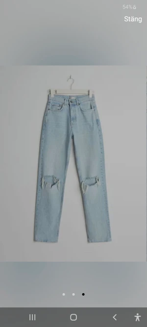 90s jeans - Gina Tricot 90s tall jeans. Använda 1-2 gånger, men blivit för små för mig. Storlek 38, passar 36. Jättefina och når ner till fötterna på mig som är 178cm lång. Älskar dessa jeans, ska köpas i större storlek när de kommer tillbaka. Men finns ej att köpa f
