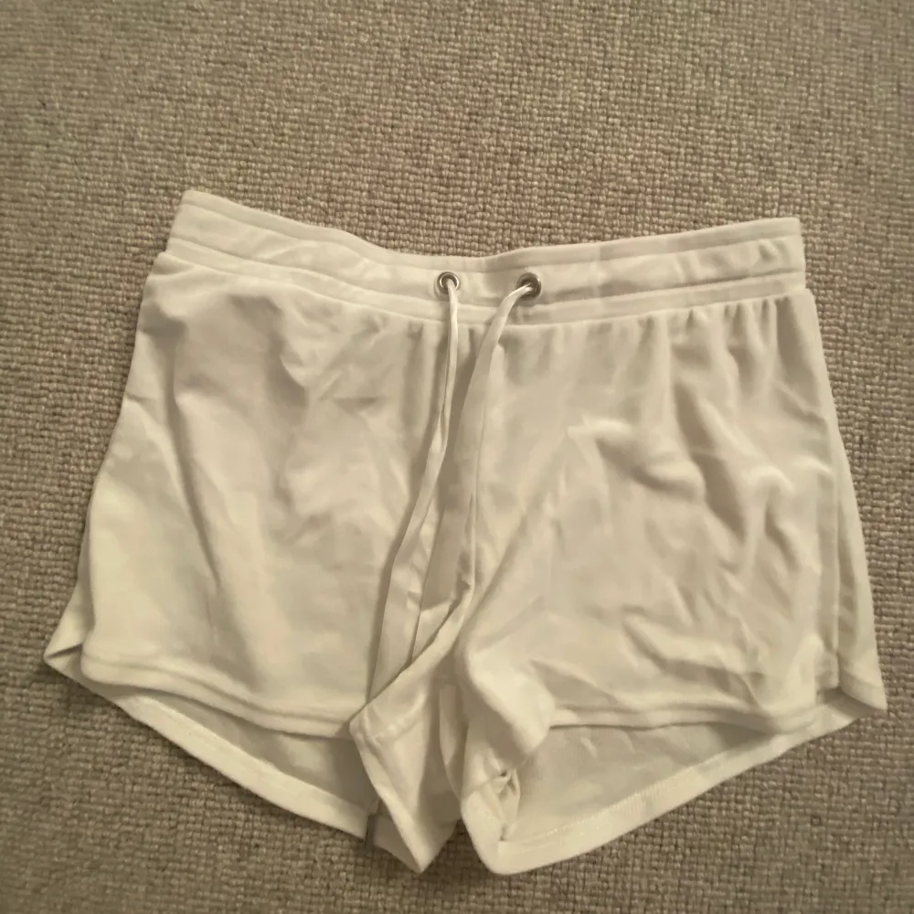Vita Sov shorts från gina med sammet material. Shorts.