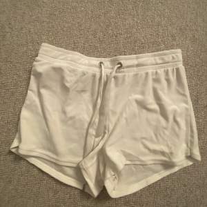 Vita Sov shorts från gina med sammet material