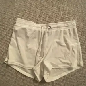 Vita Sov shorts från gina med sammet material