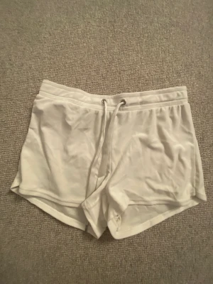 Sov shorts  - Vita Sov shorts från gina med sammet material