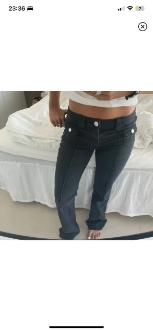 Hm lågmidjade jeans - Jättesnygg slutsålda lågmidjade jeans från hm, lånade bilder(har endast dessa bilder på jeansen)💕💕