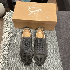 Christian Louboutin Junior Spike Suede - Loubs i kanon skick, 9/10 i storlek 44, fits 44,5-45. Kommer med box. Nypris 8500, mitt pris 4500. Bara att skriva vid frågor eller funderingar! :)