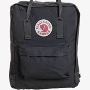 Fjällräven väska svart - Super fin fjällräven ryggsäck från naturkompaniet, den har lite defekter som ni ser på bild 2, finns även med underlag som kommer till🥰 Pris kan diskuteras 