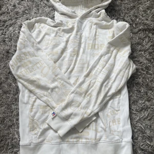 Boss hoodie  - BOSS, använd ett fåtal gånger. Köpt på thernlunds. S och M funkar i storlek.