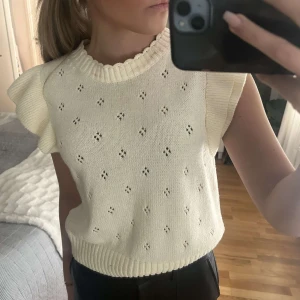 jättesöt topp!! - säljer nu denna jättefina toppen från & other stories i nyskick (sminkfläckarna på halsen blev när jag tog på mig tröjan och går bort i tvätten, den tvättas innan den skickas) säljer pga använder inte längre. kom privat för mer information och bilder💖💖💖
