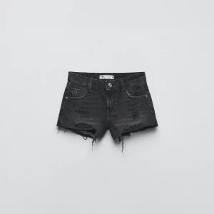 Jeans shorts  - Svarta lågmidjade jeans shorts från zara. Endast använda ett fåtal gånger.