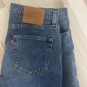Lågmidjade Levis jeans i storlek W34/L34. Jeansen är i en herrmodell och är i mycket bra skick. 