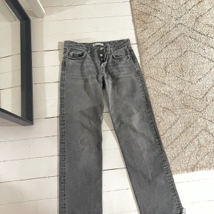 Zara jeans - Säljer mina Zara jeans som är avklippta där nere!!