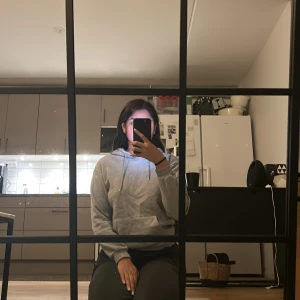 Huvtröja  - Grå huvtröja med mag ficka 