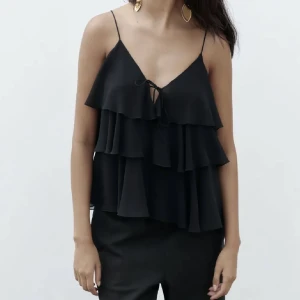 Svart topp - Svart topp från zara! Använd en gång så i bra skick! 