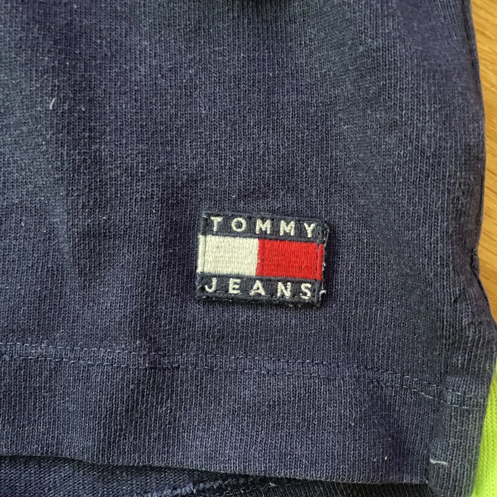 Tommy Hilfiger Jeans pikétröja. Mycket bra skick💙 skriv för mer info och bilder . Tröjor & Koftor.