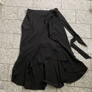 Midi kjol - Jättesöt kjol från Lindex. Köpt second hand men jag har bara använt den en gång. Det står xs i den men storleken är ganska justerbar eftersom att man kan knyta den. Jättebra skick!!!