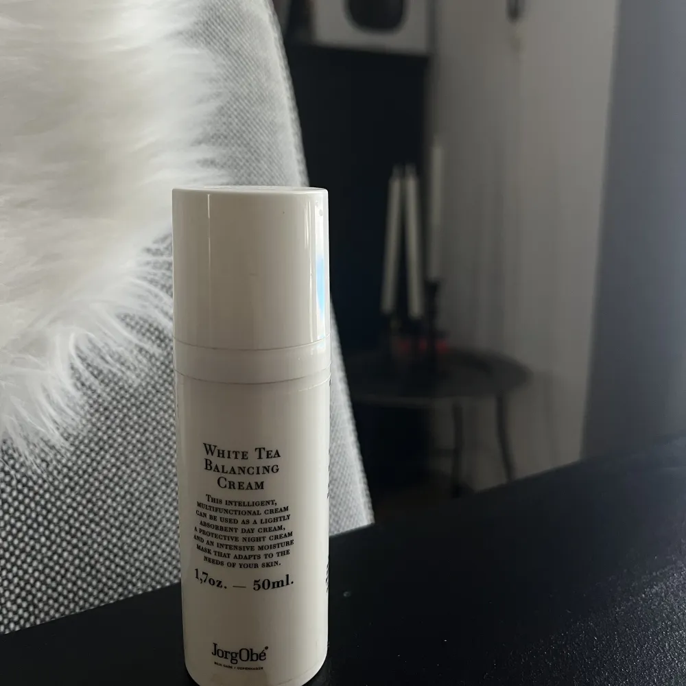 Väldigt fet kräm som passar torr hud! Innehåller white tee (Halvfull ungefär). Muu.