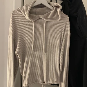 Tröja  - Säljer denna tröja från Gina pågrund av ingen användning. Den är i fint skick bortsätt från en fläck på armen (3 bilden)❤️