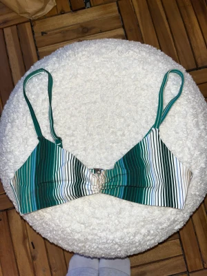 randig bikinitopp  - randig bikinitopp från h&m. storlek 34