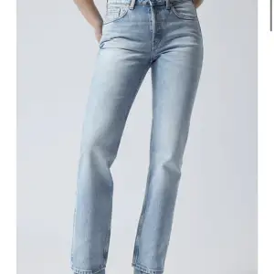 Jeans från Weekday i Waist  26 och Leg 32. Jeansen är aldrig använda pågrund av att de köpte i en för liten storlek. Köptes för 590kr🫶