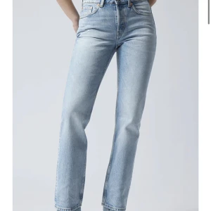 Jeans från Weekday - Jeans från Weekday i Waist  26 och Leg 32. Jeansen är aldrig använda pågrund av att de köpte i en för liten storlek. Köptes för 590kr🫶