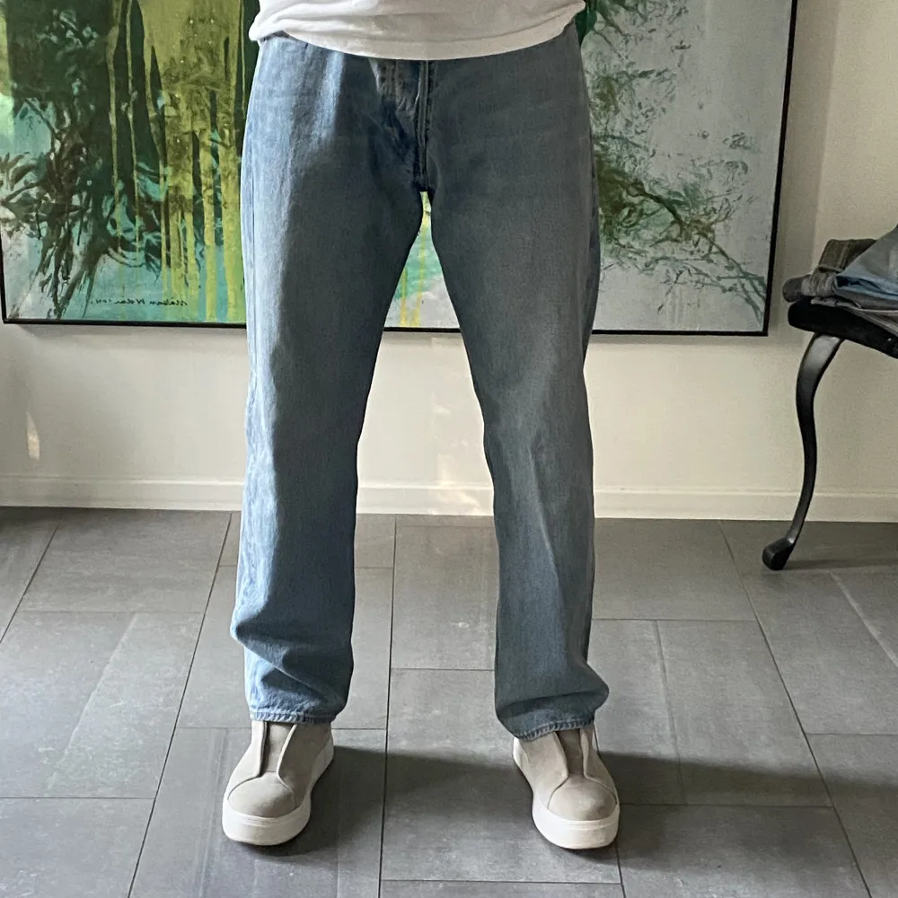 Ett par Weekday Space jeans pågrun utav att dem inte längre används. Jeansen är i nyskick och finns inga tecken på användning. Köparen står för fraktkostnad. Jag är 186. Jeans & Byxor.