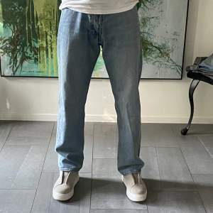 Ett par Weekday Space jeans pågrun utav att dem inte längre används. Jeansen är i nyskick och finns inga tecken på användning. Köparen står för fraktkostnad. Jag är 186