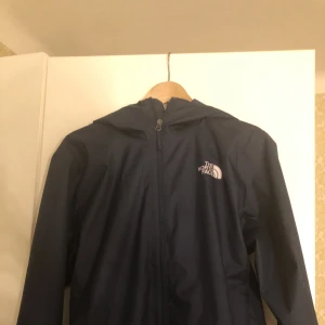 The North Face vindjacka - Jackan är i bra skick bara använt fåtal gånger, skulle tänka mig kunna sänka priset vid snabbt köp