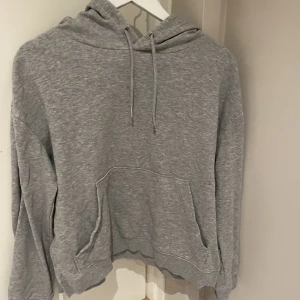 Grå tröja  - Simple grå tröja med slits där nere, super fin!   Storlek M men samma där, skulle mer säga S  60kr+ev frakt 