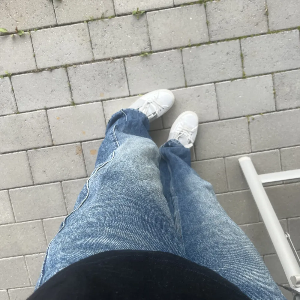 Supersnygga low waist Weekday jeans, knappt använda💘. Jeans & Byxor.