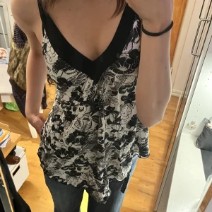 Blommig topp - Snygg topp, knappt använt