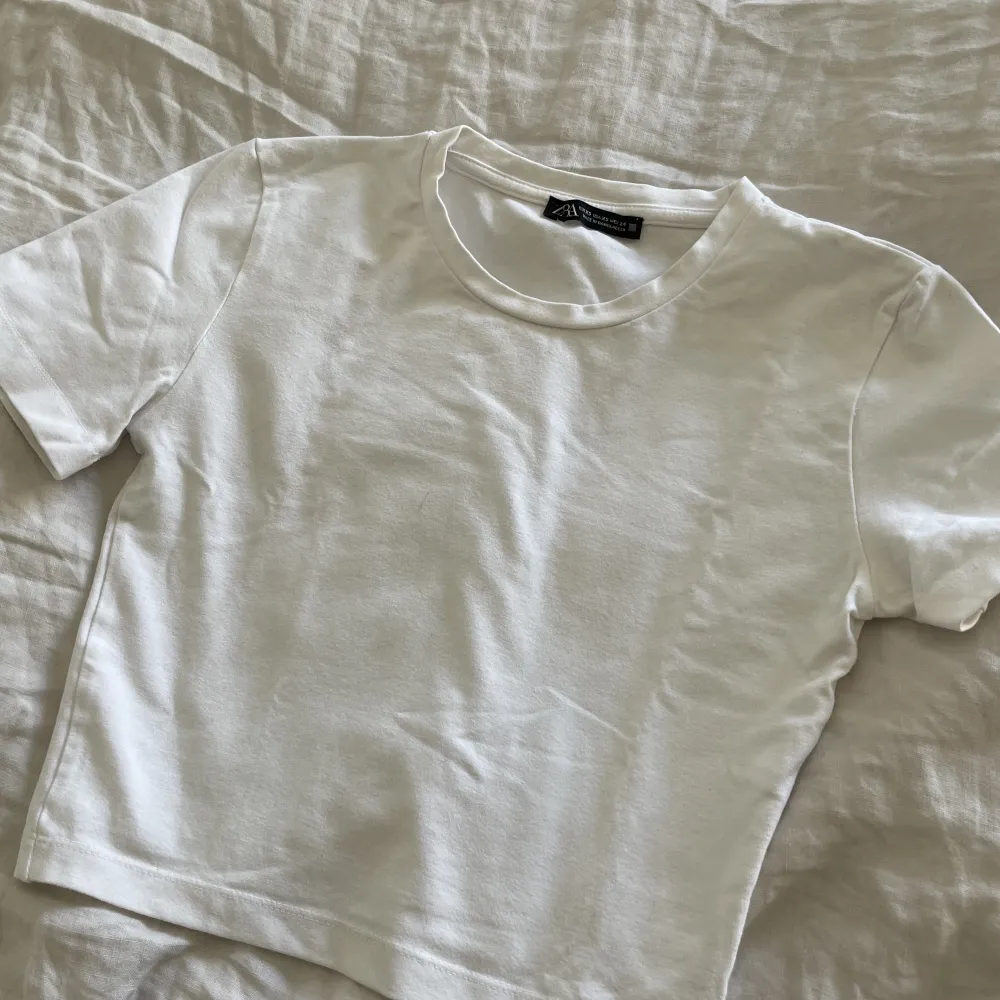 Säljer vit magtröja från zara💘Aldrig använd endast testad!. T-shirts.