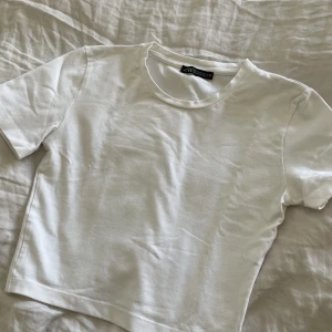 Vit t-shirt - Säljer vit magtröja från zara💘Aldrig använd endast testad!