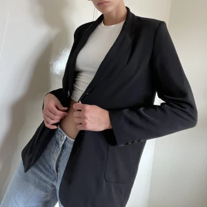 Simpel svart blazer  - Simpel och stilren blazer i storlek S som knappt har använts :) 