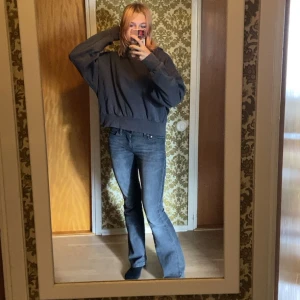 Grå hoodie - Mysig grå oversized hoodie. Den passar perfekt nu till hösten och vintern. På sidan är tyget räfflat och det matchar kanterna på tröjan. Det är lite vitt på sidan som syns på sista bilden men det är inget man lägger märke till. 