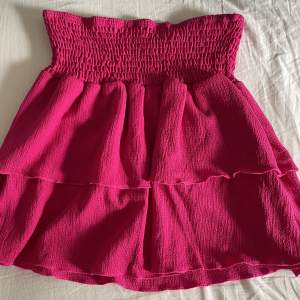 Säljer denna rosa kjol som jag bara använt en gång. Storlek 158/164, men den passar mig som vanligtvis är storlek s/m och 175cm lång