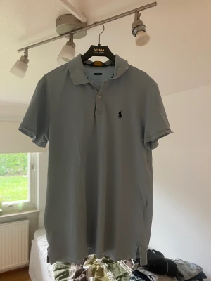 Ralph lauren piké  - Ralph lauren piké som är ytterst lite använd, säljer den för att den inte passar mig längre! Skick 8/10 Storlek M