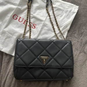 GUESS VÄSKA - Svart guess väska i modellen cessily xbody flap bag. Väskan är äkta och i bra skick. Nypriset ligger på 1500kr men jag säljer den för 700kr +frakt❤️
