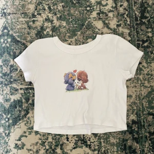 Brandy Melville topp - söt brandy meville croptopp med ett jätte gulligt motiv! säljer då jag aldrig använder 🎀🫶🏻